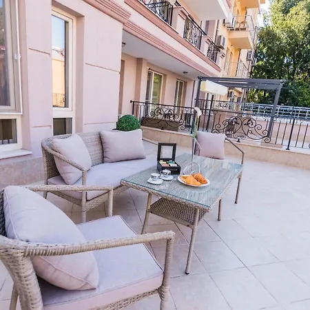 Kapana Luxury Center With Garage شقة بلوفديف